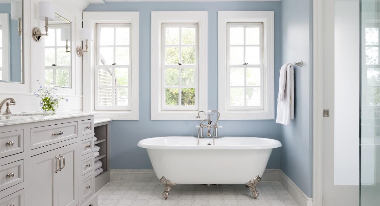 Бело-голубая ванная комната без унитаза