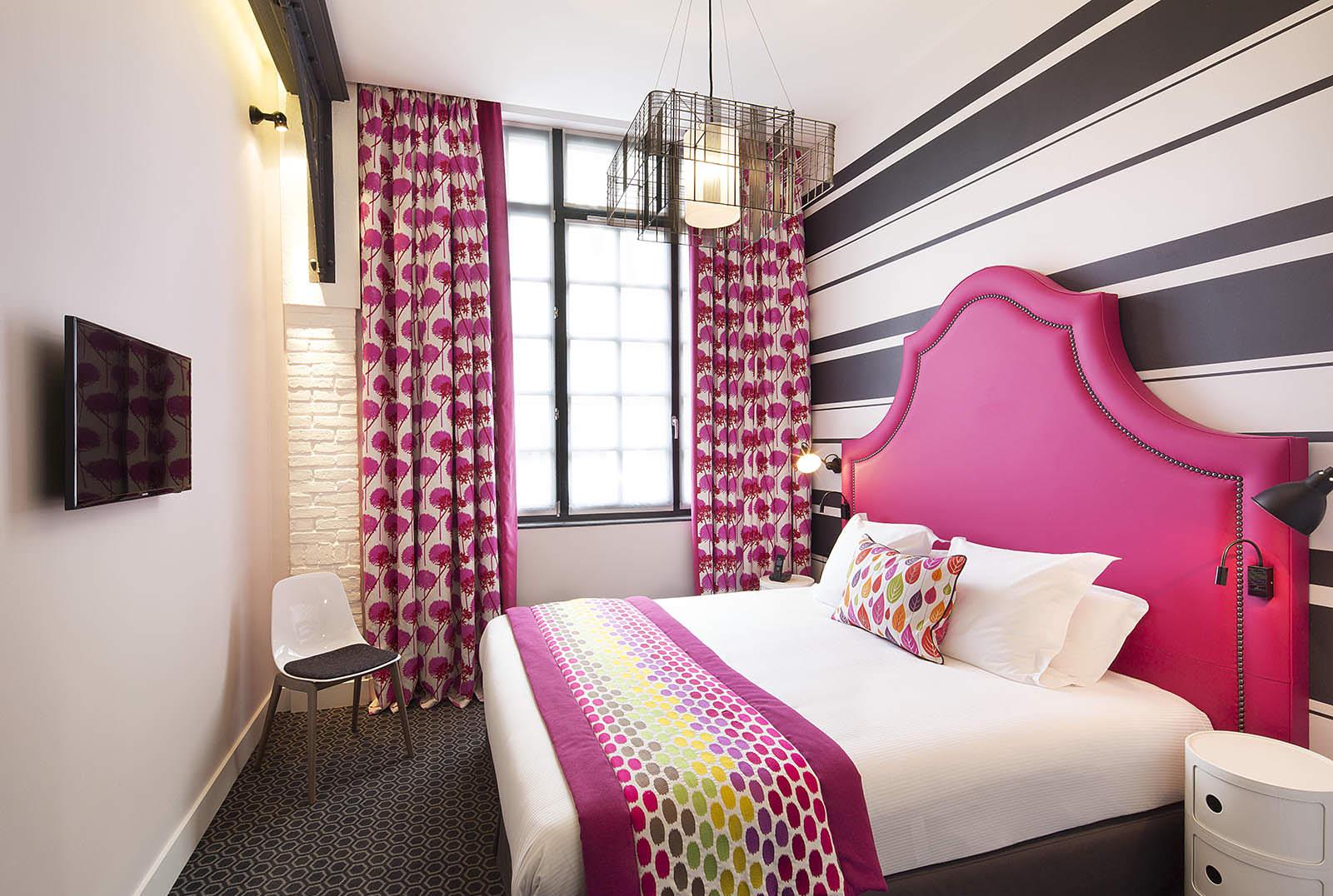 Красивая спальня с розовыми элементами