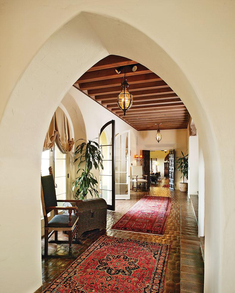 Дизайн коридора с аркой в эклектичном стиле