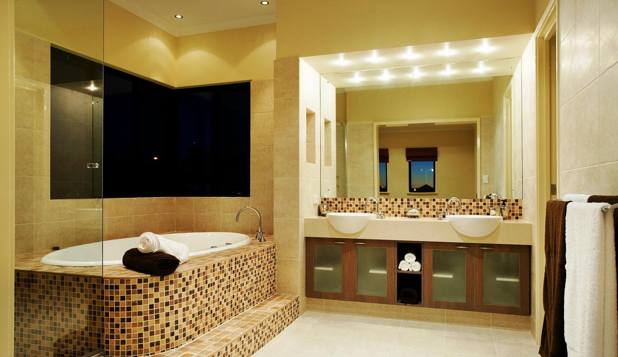Бежево-коричневая мозаика в бежевой ванной