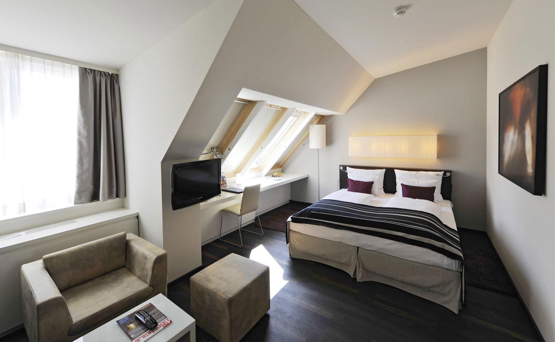 Дизайн спальни 14 кв.м в современном стиле, планировка прямоугольной .