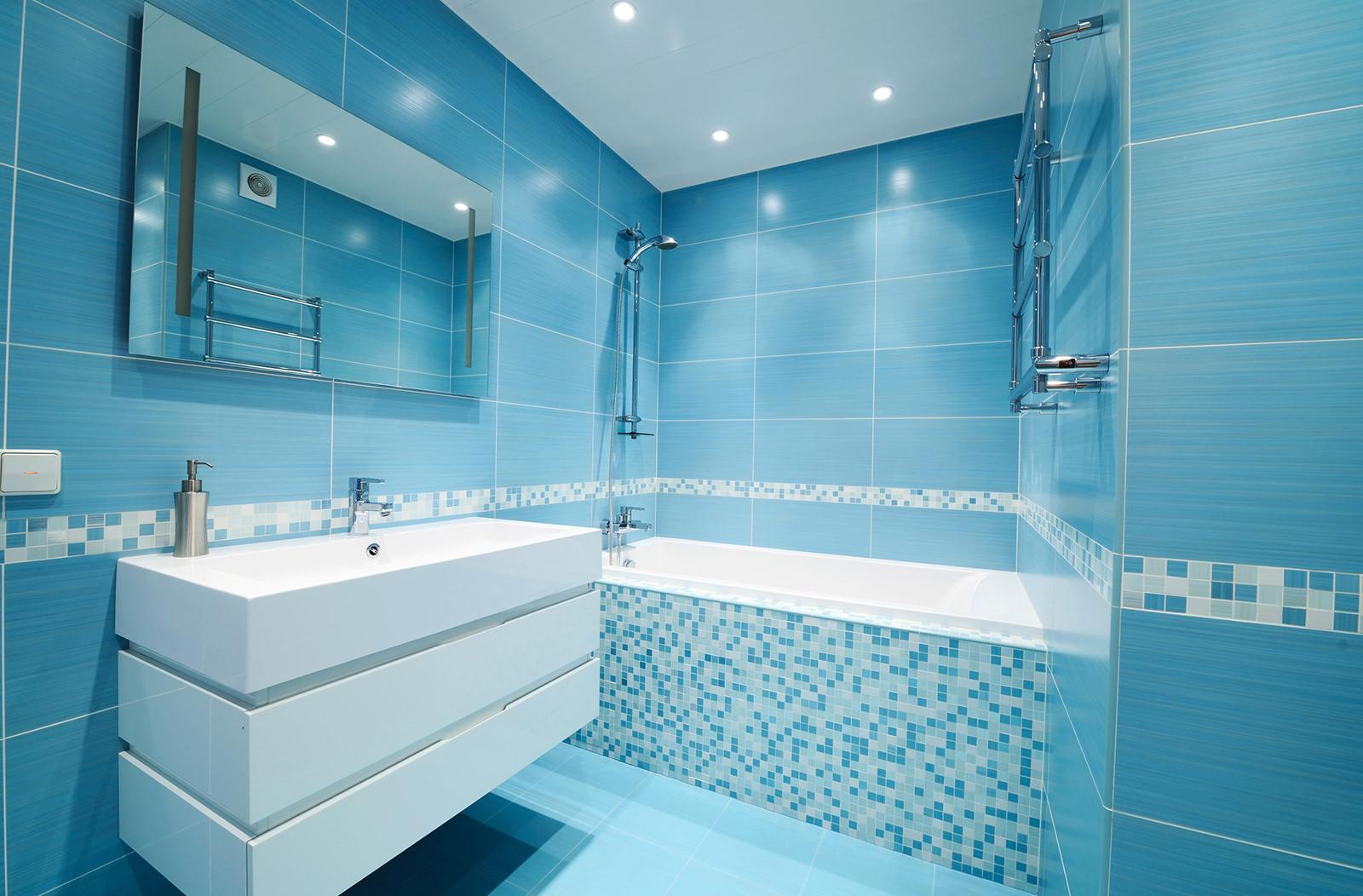Бело-голубая ванная