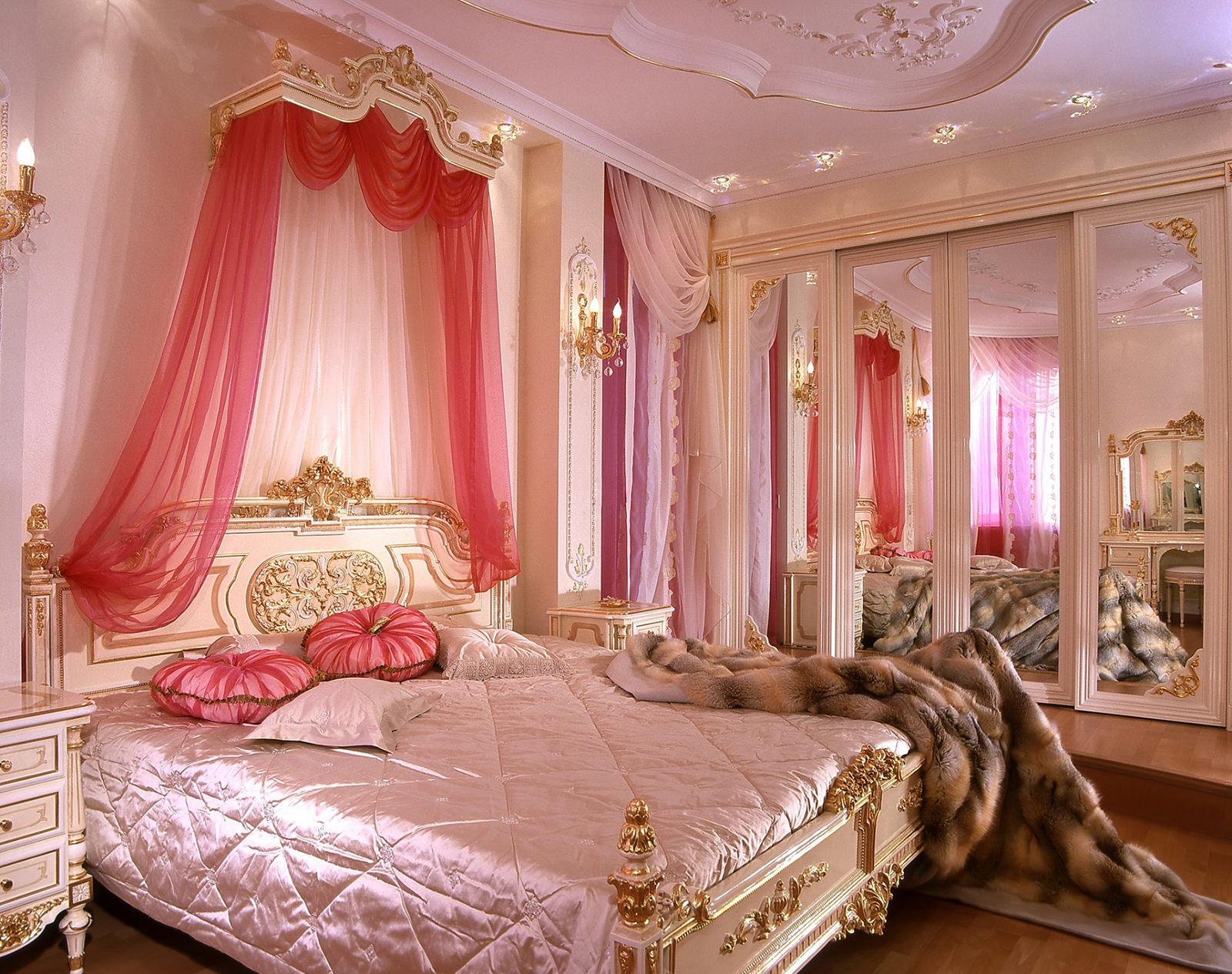 Розово-золотистая спальня