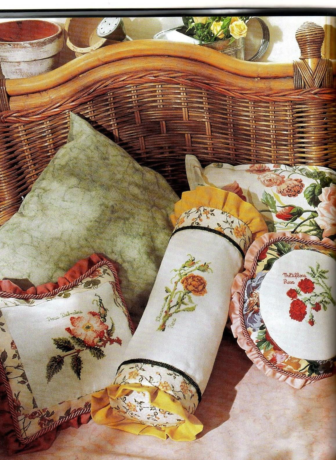 Вышитые декоративные подушки в интерьере
