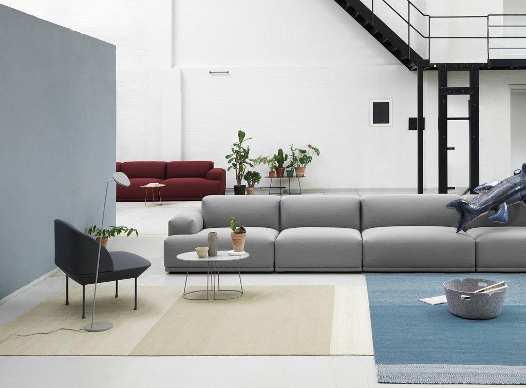 Бескаркасный диван в интерьере дома
