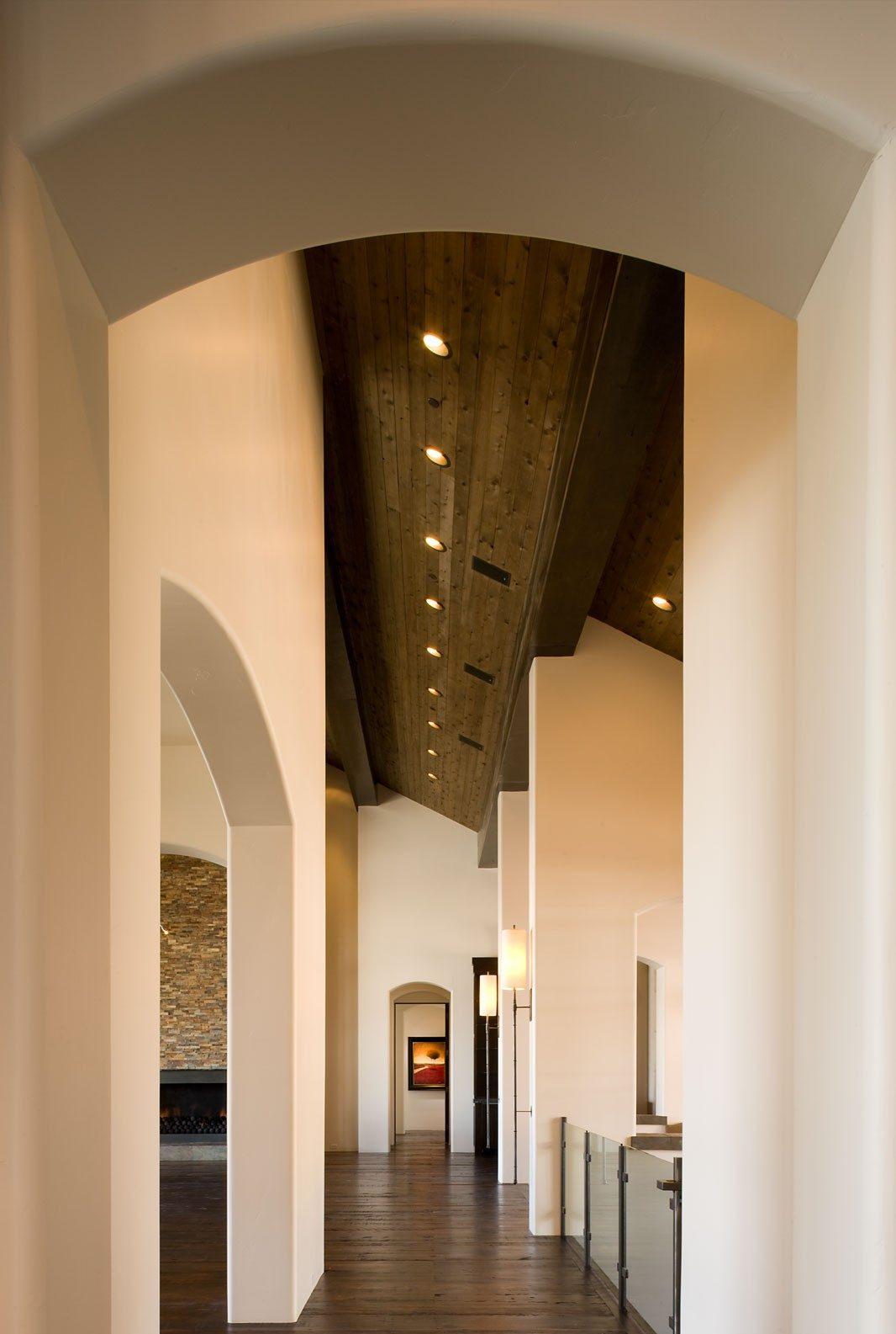 Дизайн коридора с аркой в особняке