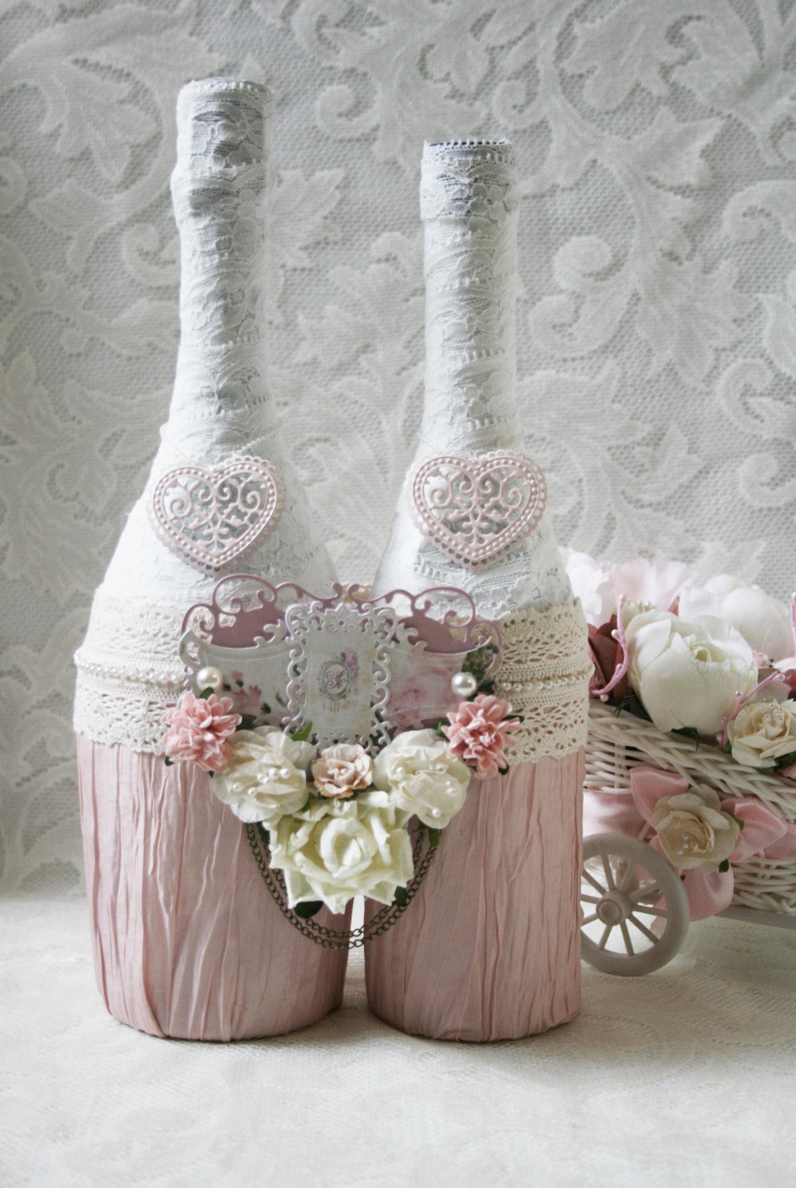 Бело-розовые декорированные бутылки на свадьбу