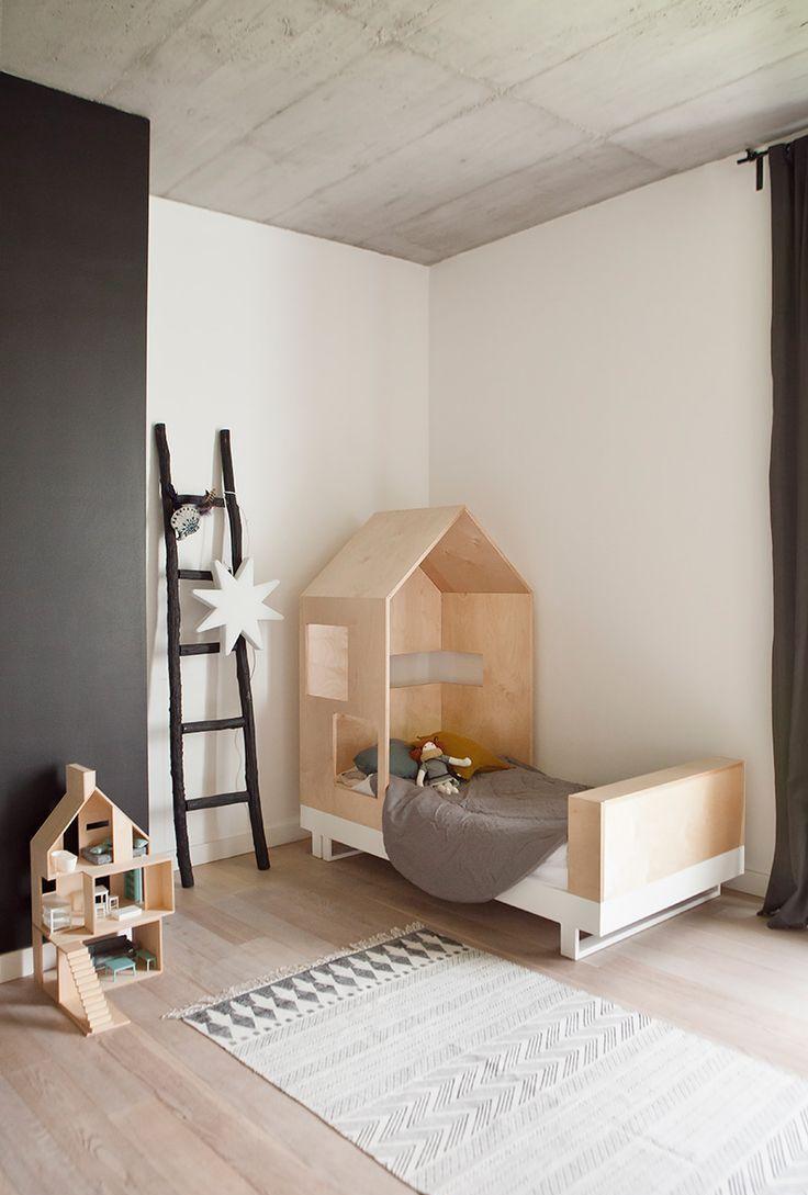 Эконом дизайн детской комнаты с кроватью из фанеры
