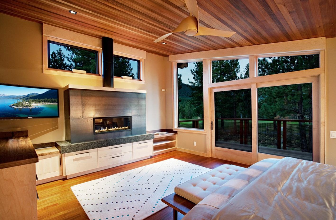 Красивый деревянный потолок в спальне