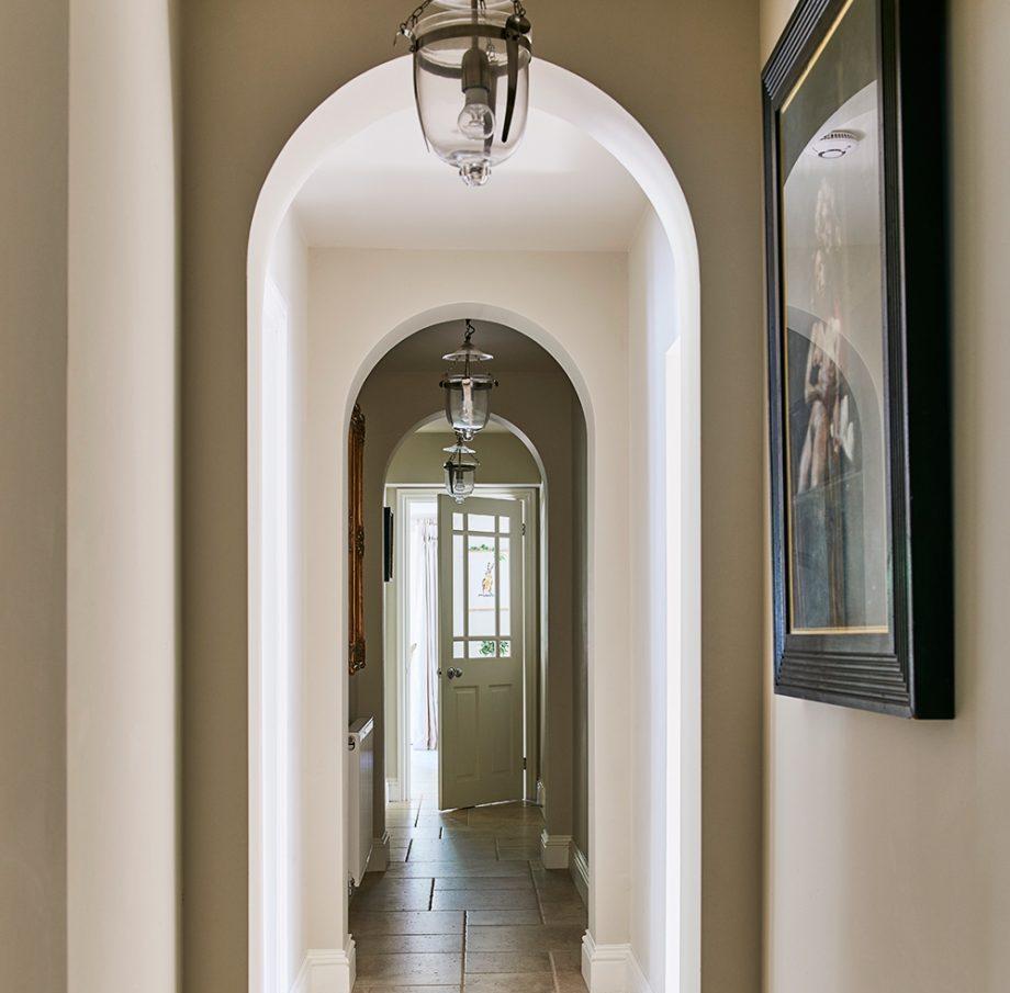 Дизайн коридора с аркой во французском стиле