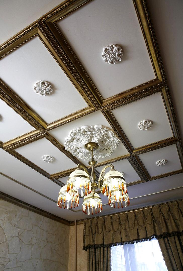 Декор из пенопласта на кессонном потолке