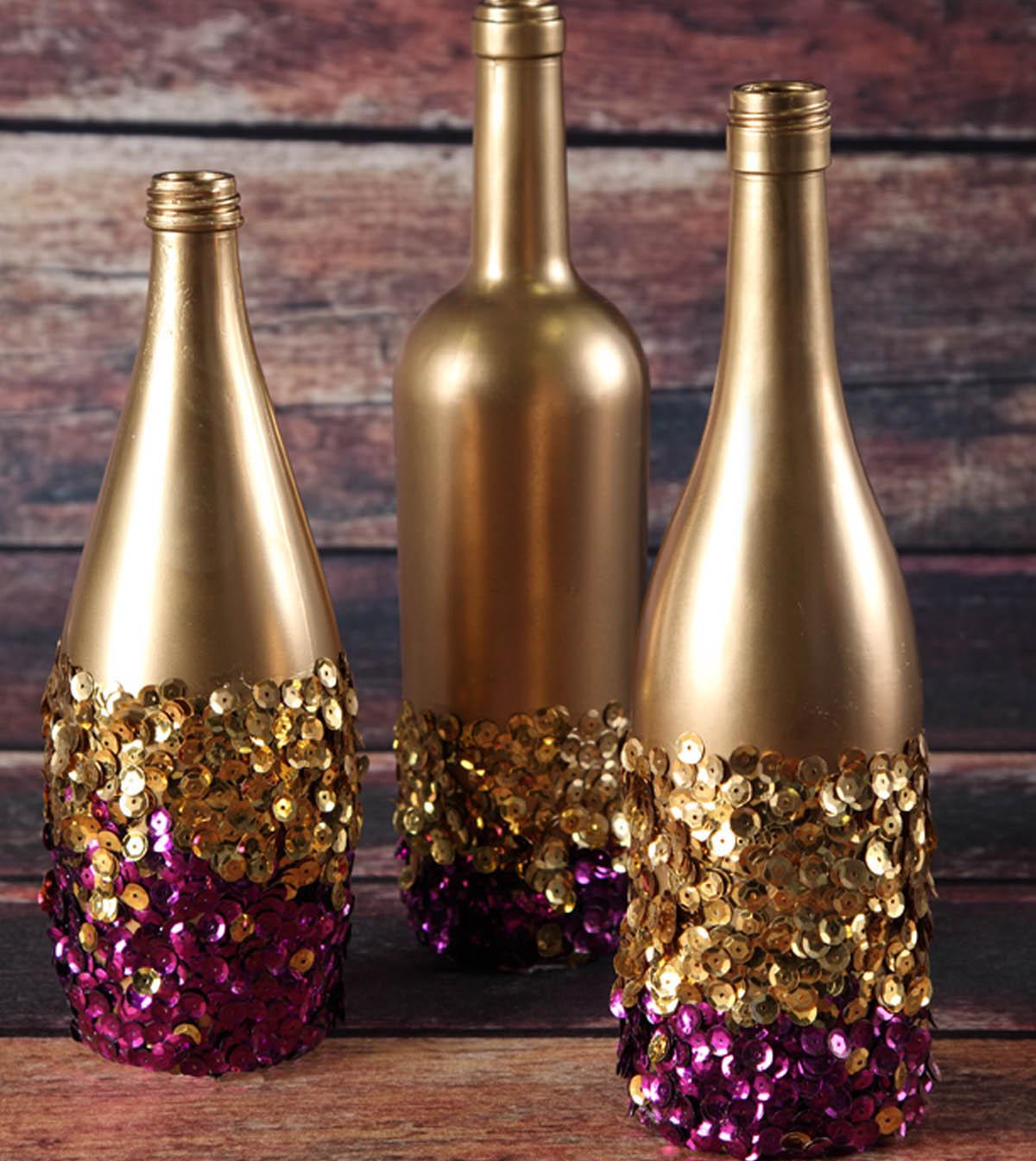 Золотистая краска и пайетки в декоре бутылок