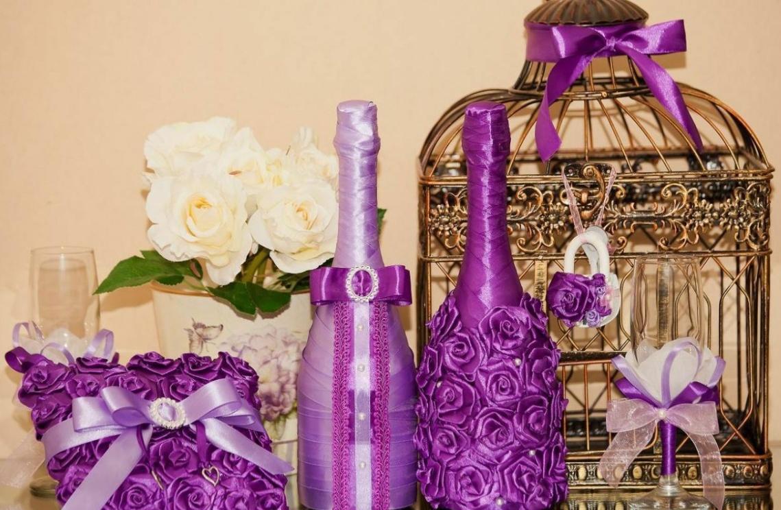 Красивый декор бутылок тканью в фиолетовых тонах
