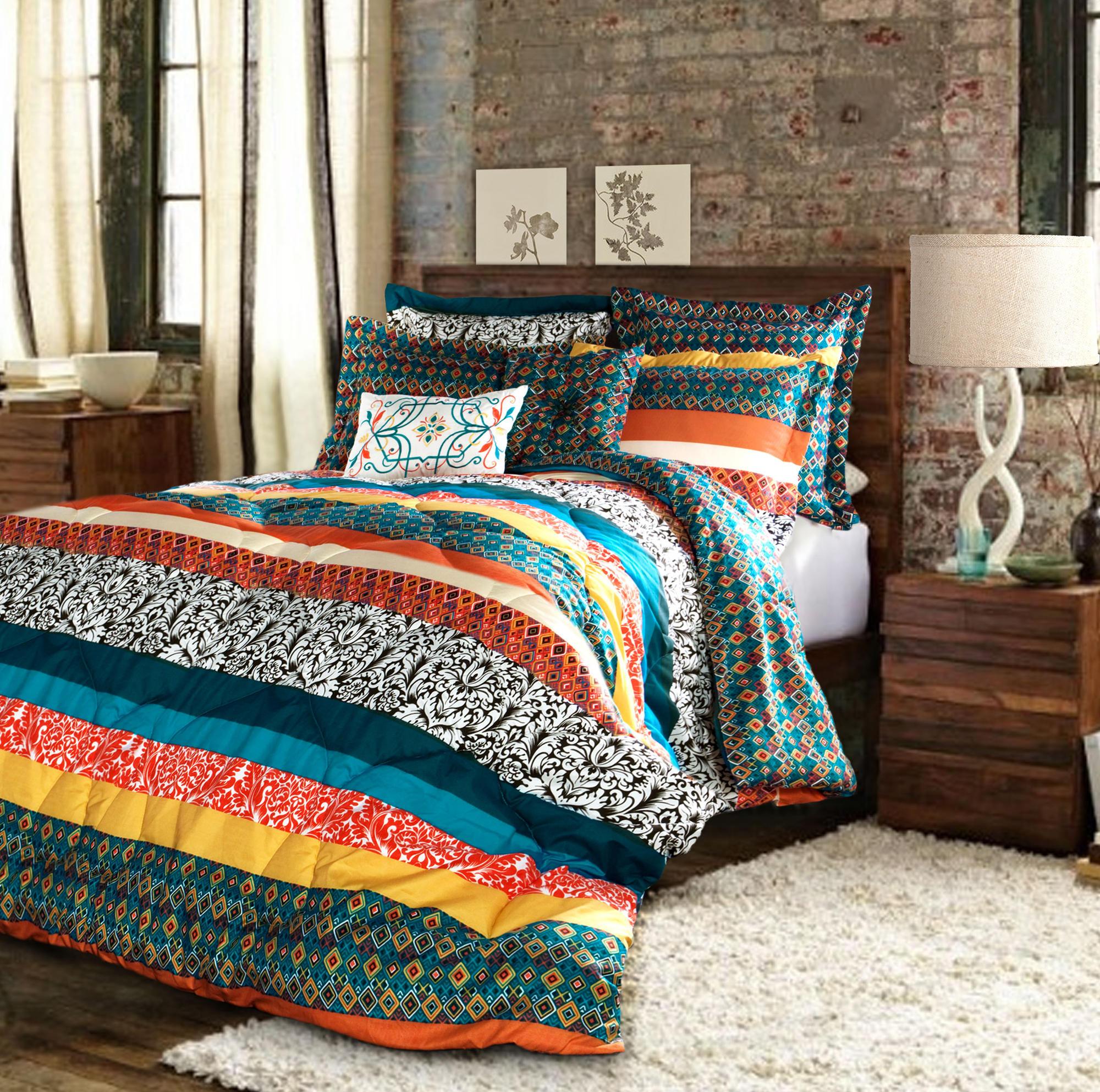 Спальня в бохо стиле с ярким постельным бельем