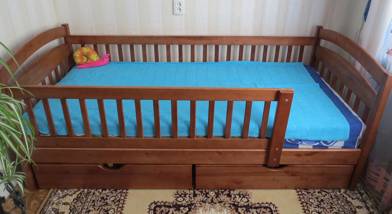 Детская кровать с деревянными бортиками