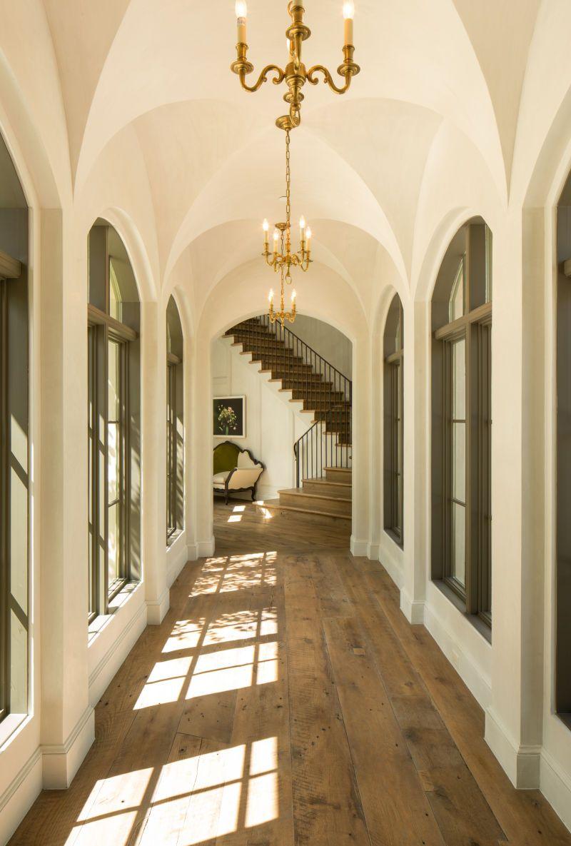 Дизайн коридора с аркой в загородном доме