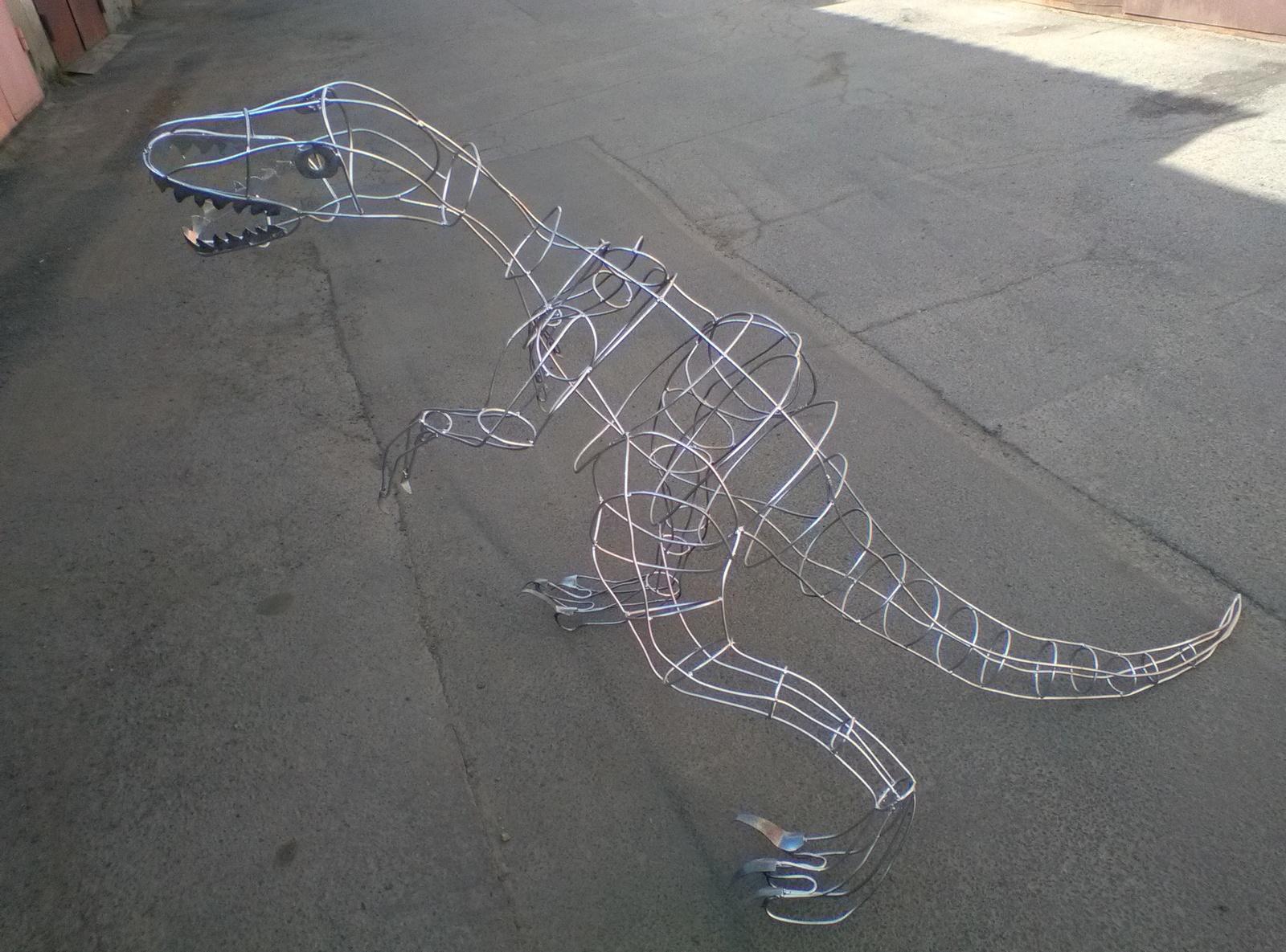 Скульптура динозавра из проволоки