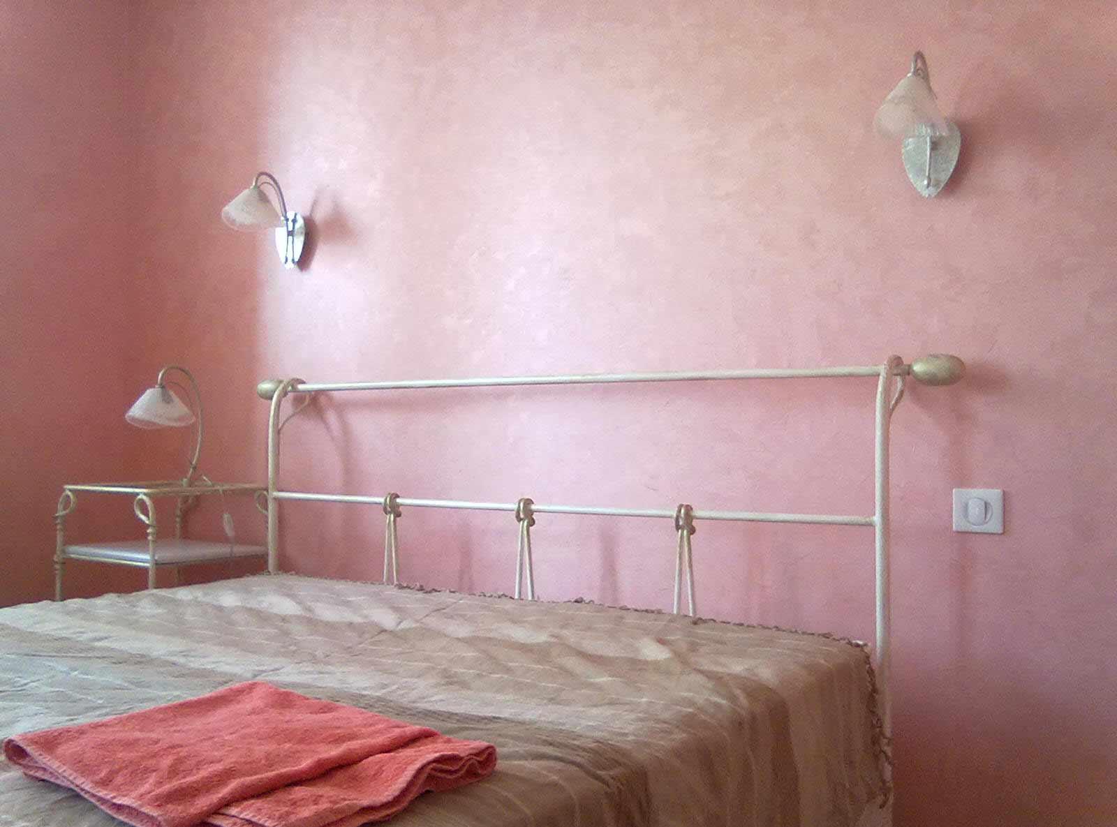 Розовые обои в спальне