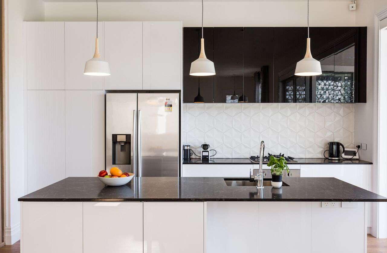 Расположение холодильника на кухне в монохромном дизайне