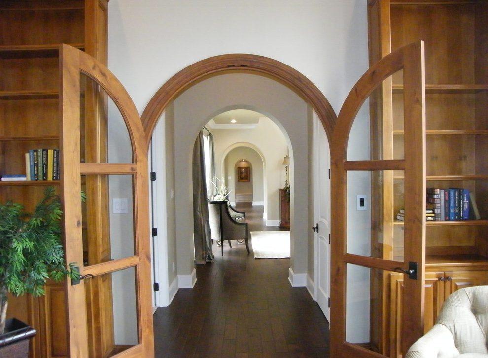 Дизайн коридора с аркой и дверями