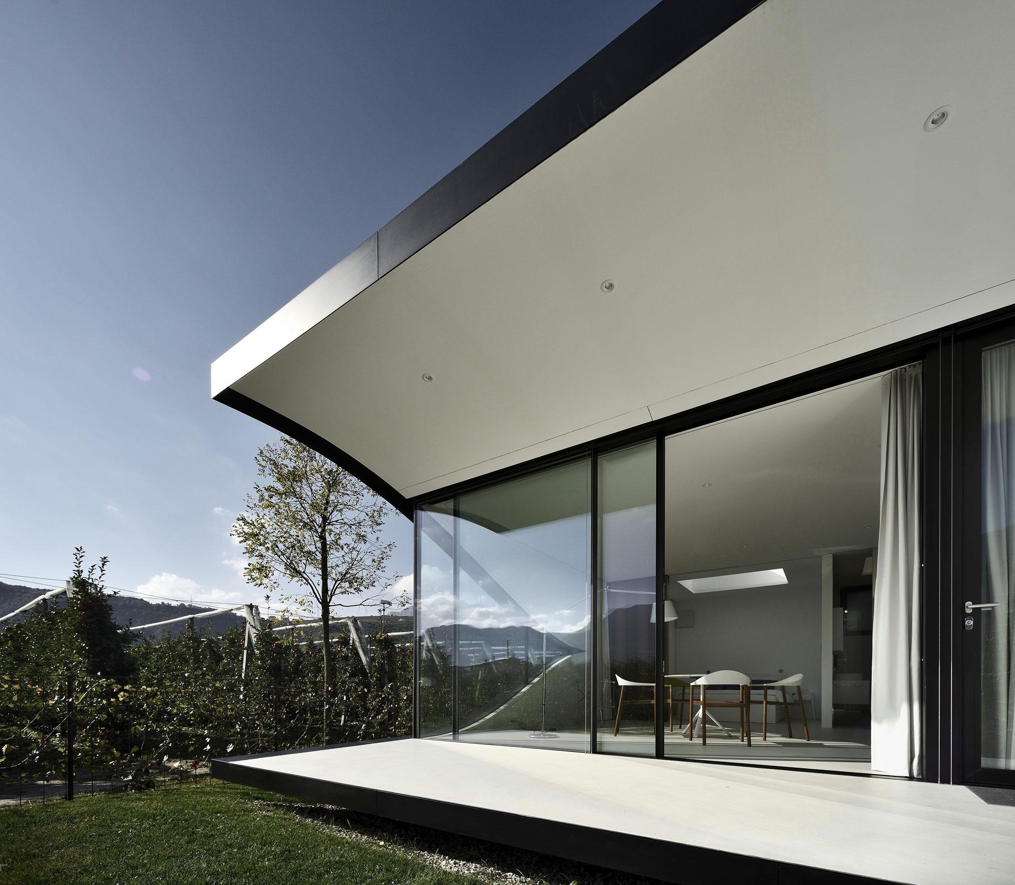 Черно-белый фасад дома в стиле модерн