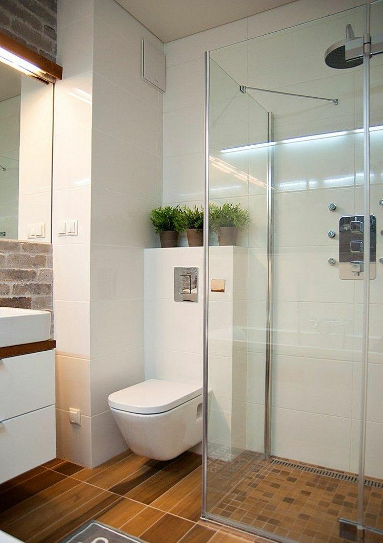 Маленькая ванная комната с кирпичной стеной