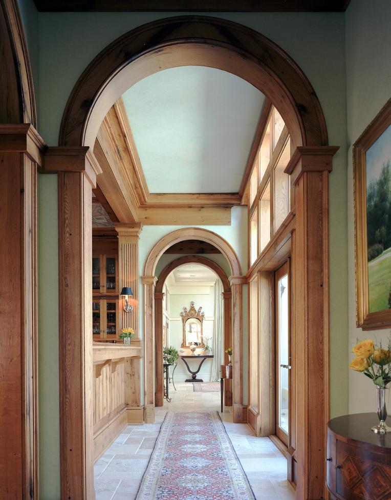 Дизайн коридора с аркой деревянной
