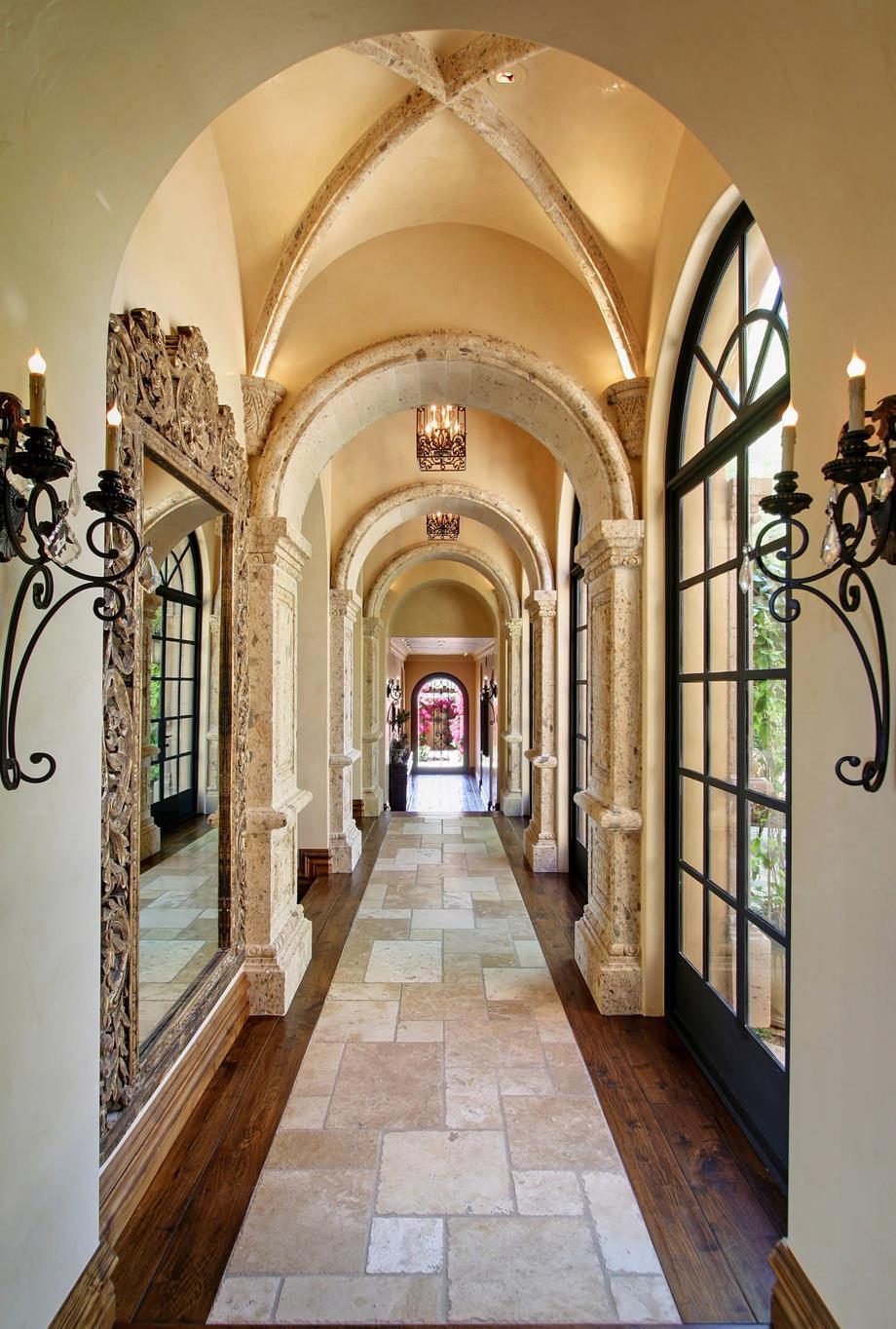 Дизайн коридора с аркой из плитки