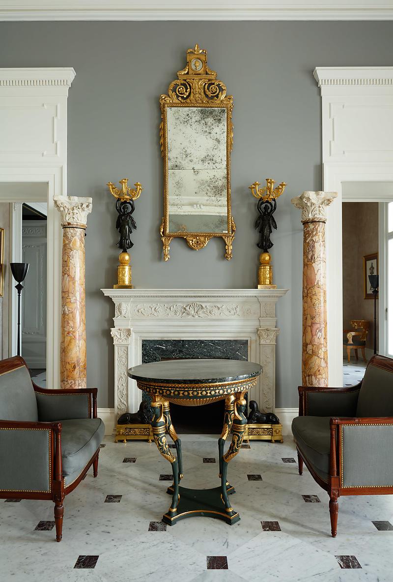 Мраморные колонны в гостиной в классическом стиле