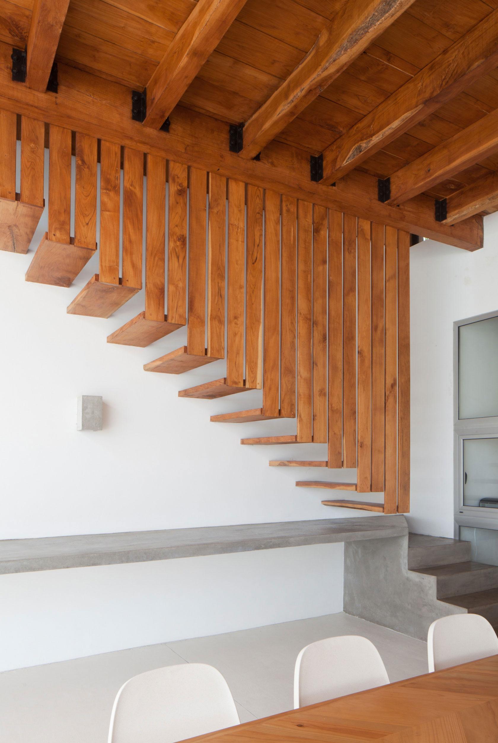 Необычная лестница из бетона и дерева