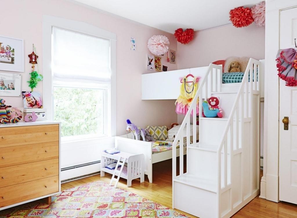 Эконом дизайн детской комнаты с кроватью чердаком