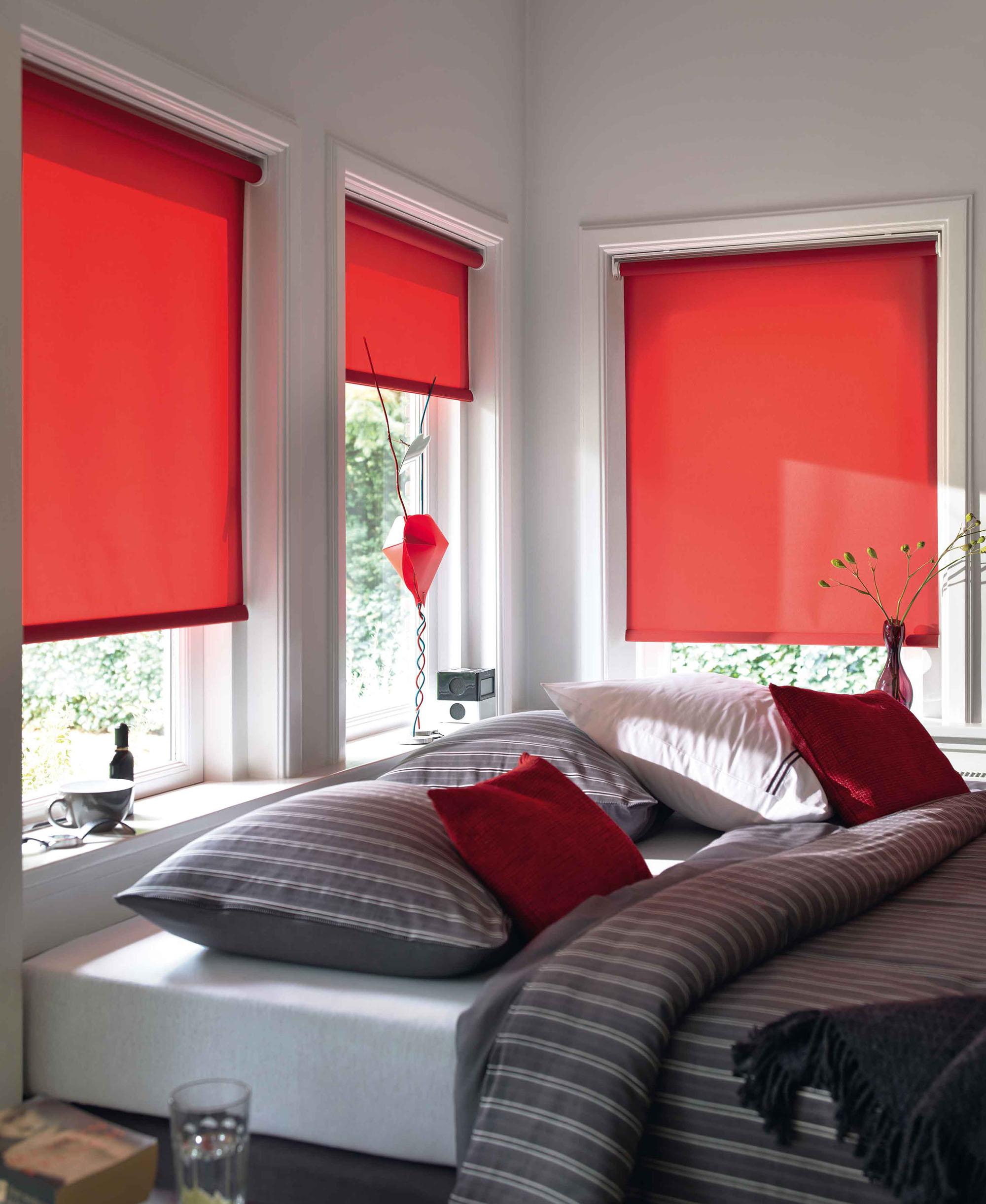 Красные рулонные шторы в спальне