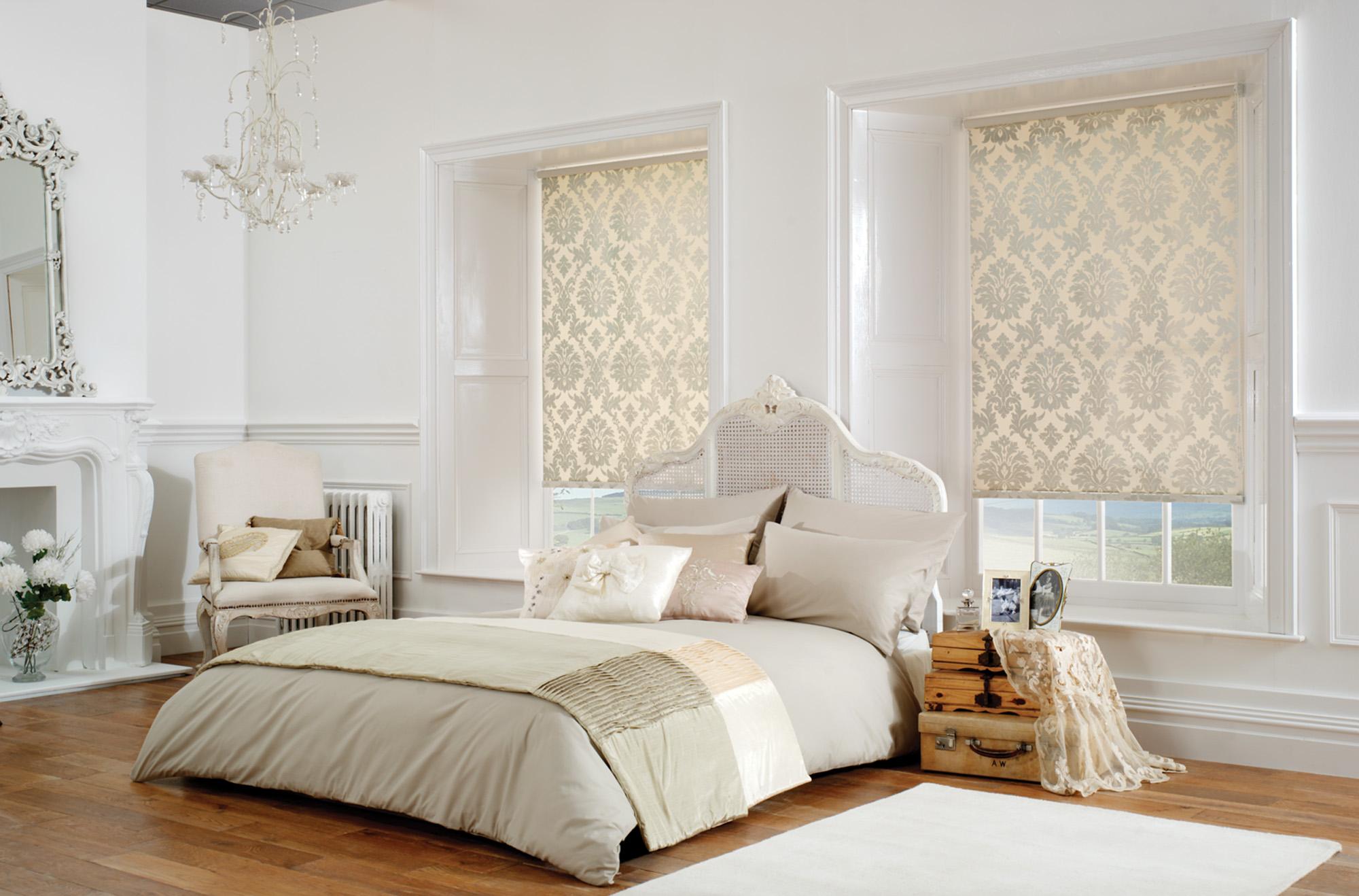 Рулонные шторы с классическим рисунком в спальне