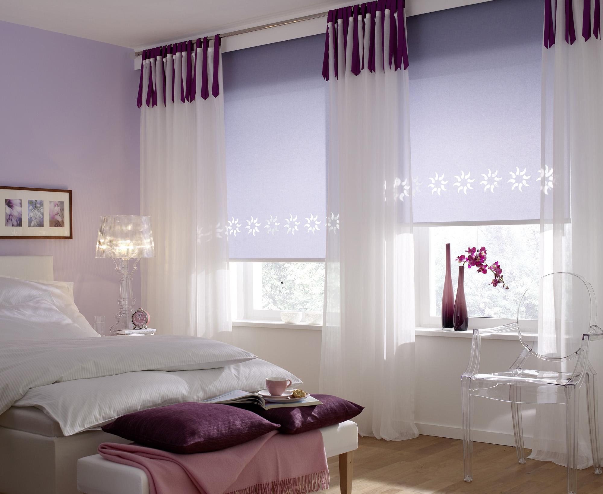 Сиреневые рулонные шторы в спальне