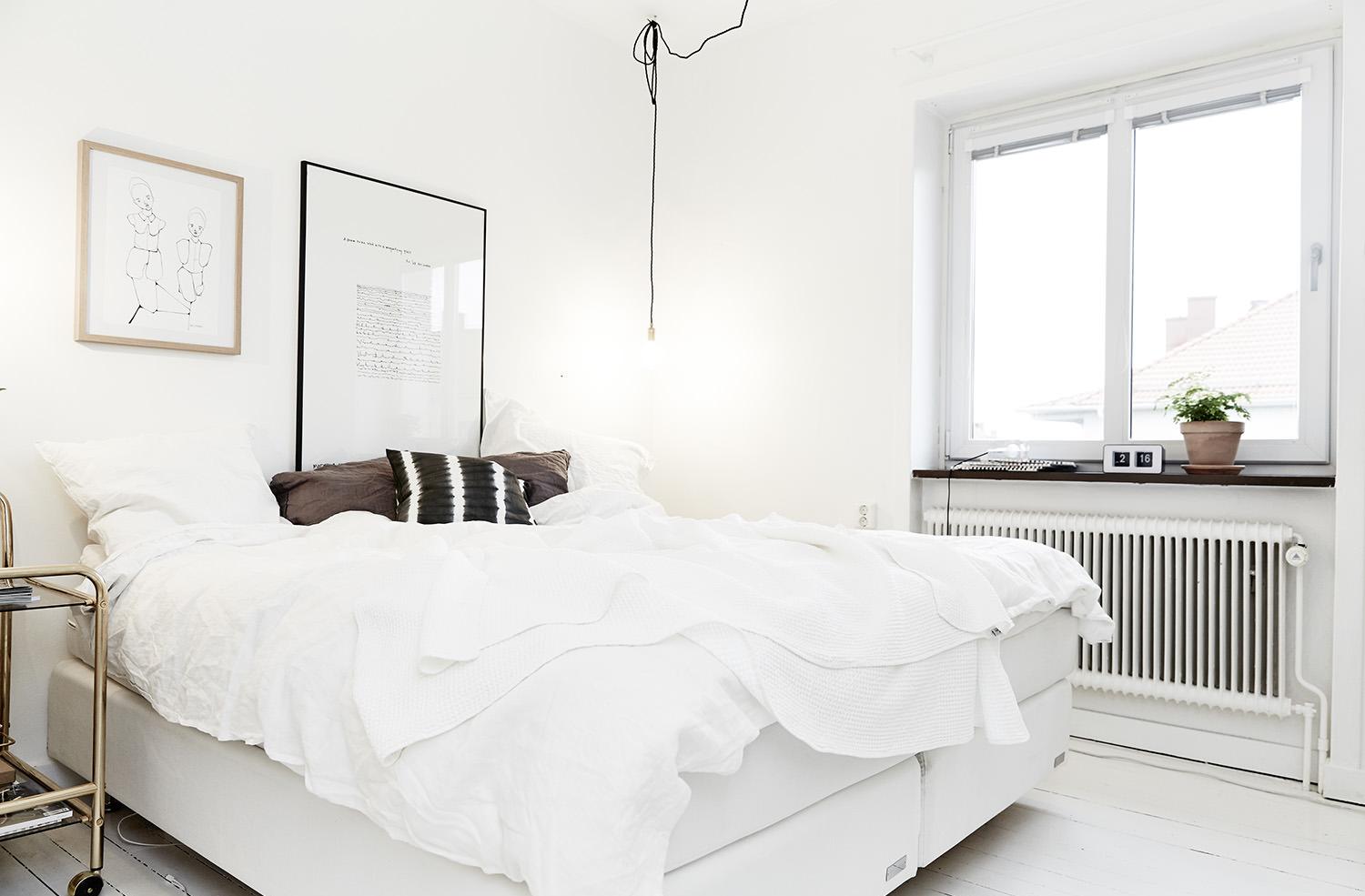 Черно-белая спальня в скандинавском стиле