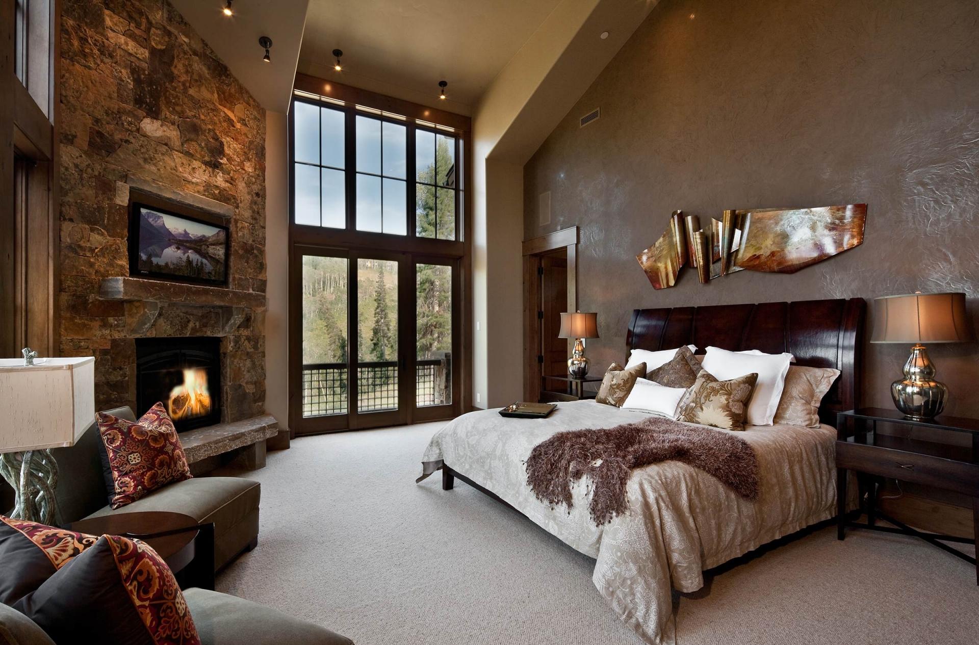Бежево-коричневая спальня в стиле шале
