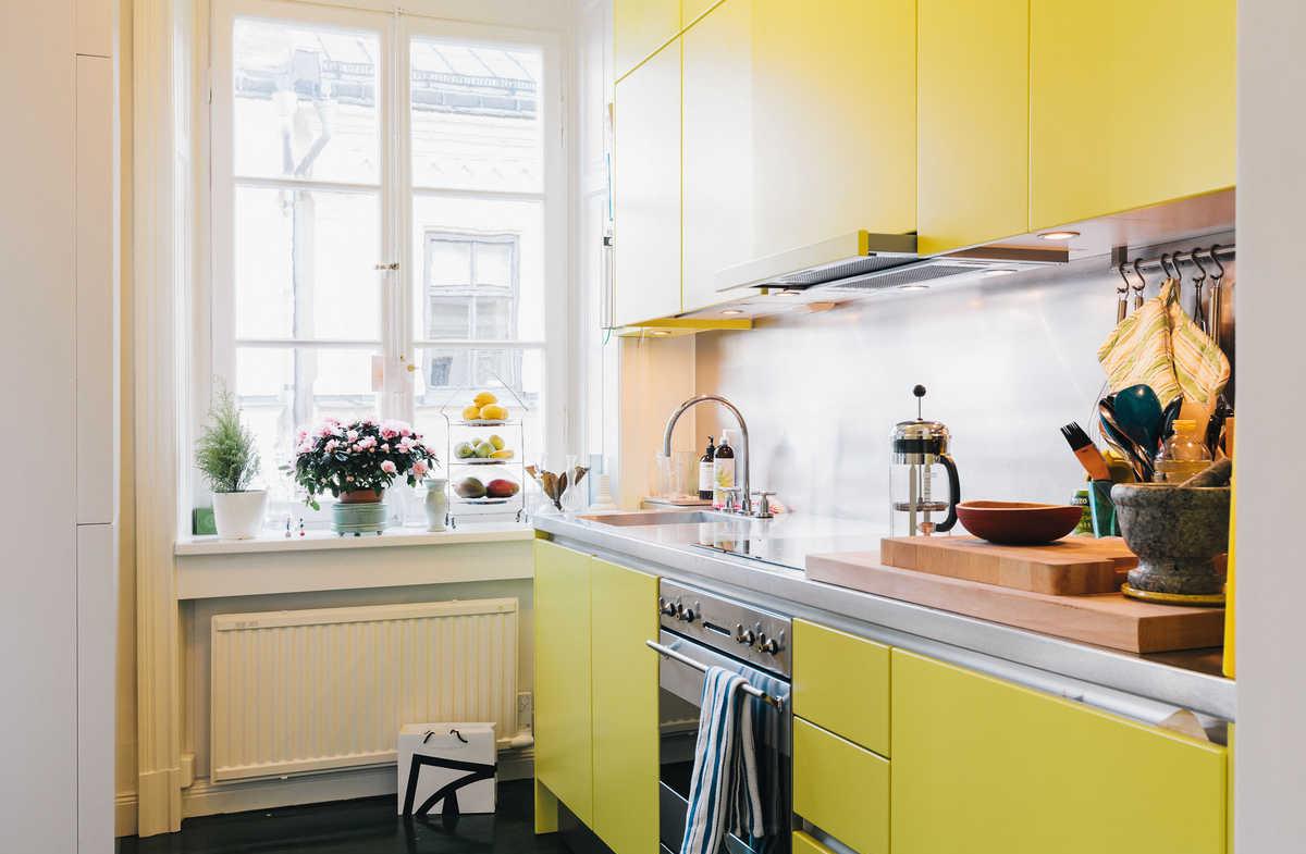 Желтый фасад кухни в скандинавском стиле