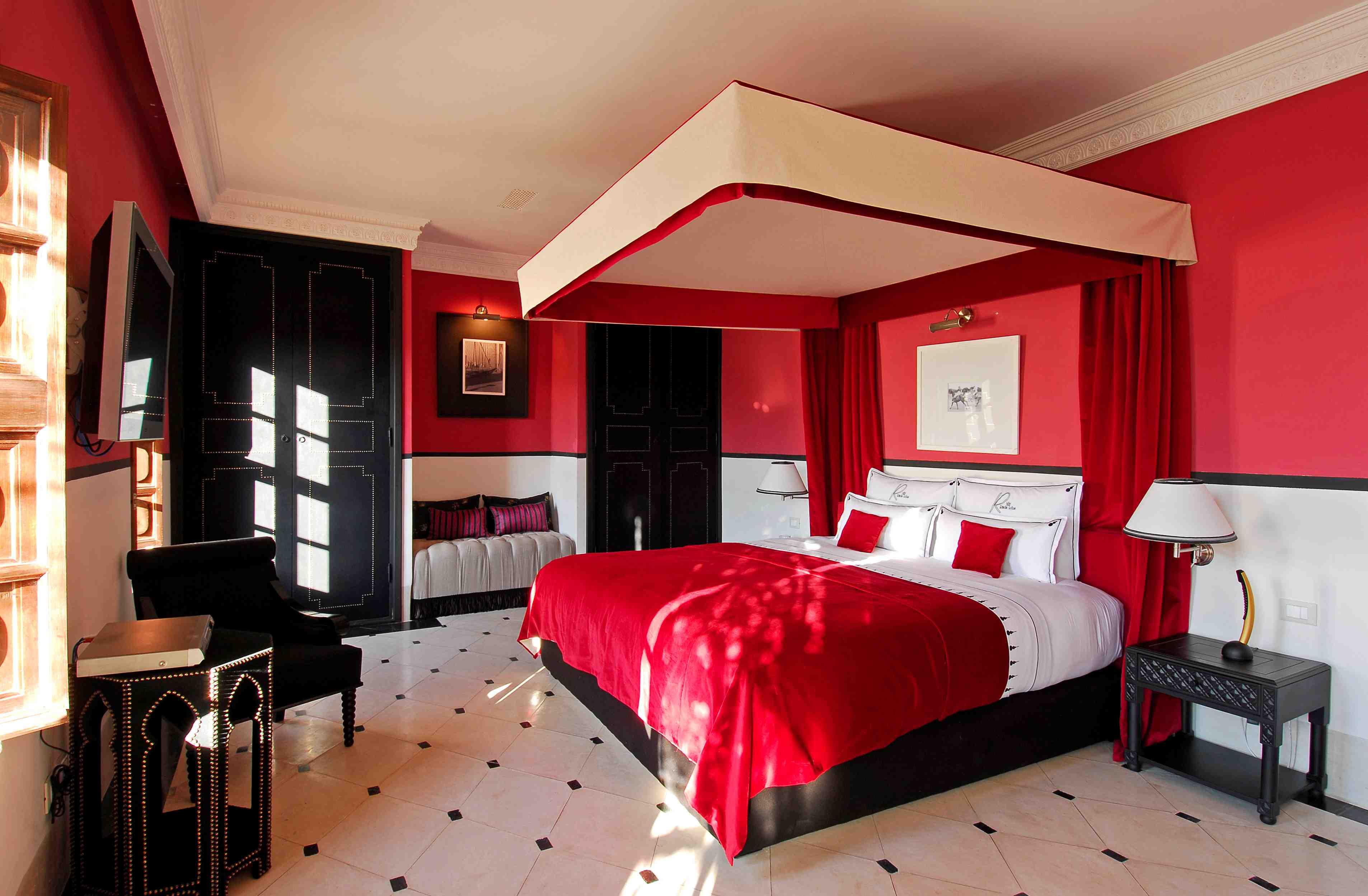 Дизайн спальни 18 кв м красный