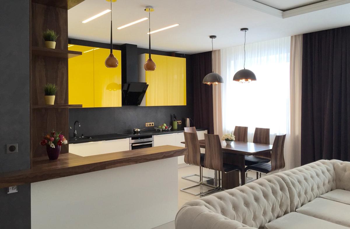 Кремовый диван в кухне-гостиной с желтыми акцентами