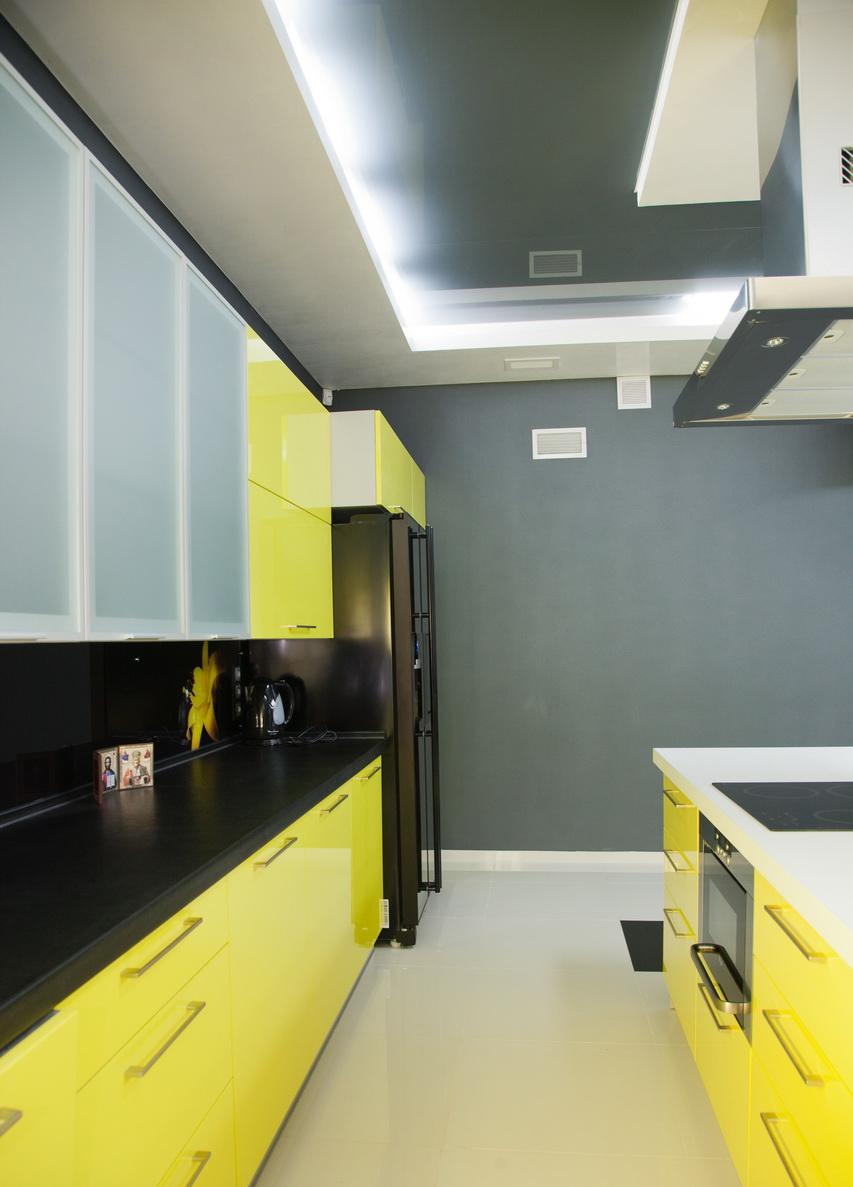 Желто-черный гарнитур на кухне