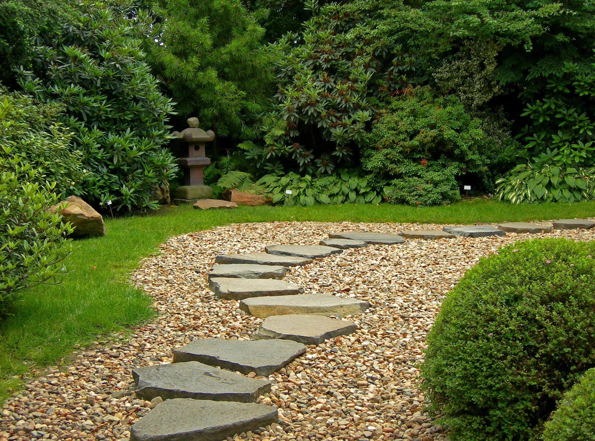 Каменная садовая дорожка, уложенная на гравий