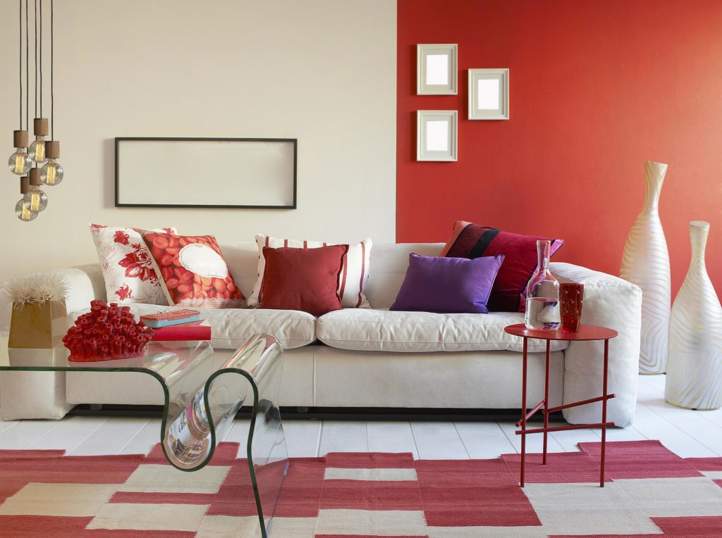 Сочетание цветов в интерьере с красным ковром