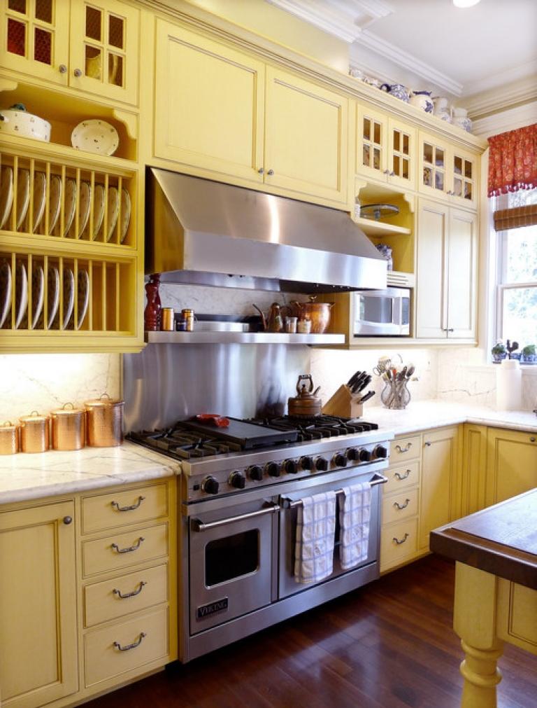 Кухонный гарнитур пастельного желтого цвета