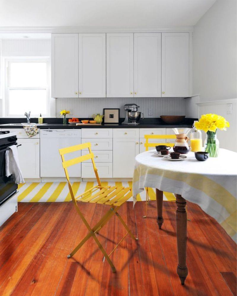 Желтый, коричневый и белый цвета в интерьере кухни