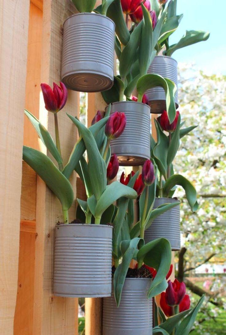 Оформление клумбы с тюльпанами в саду
