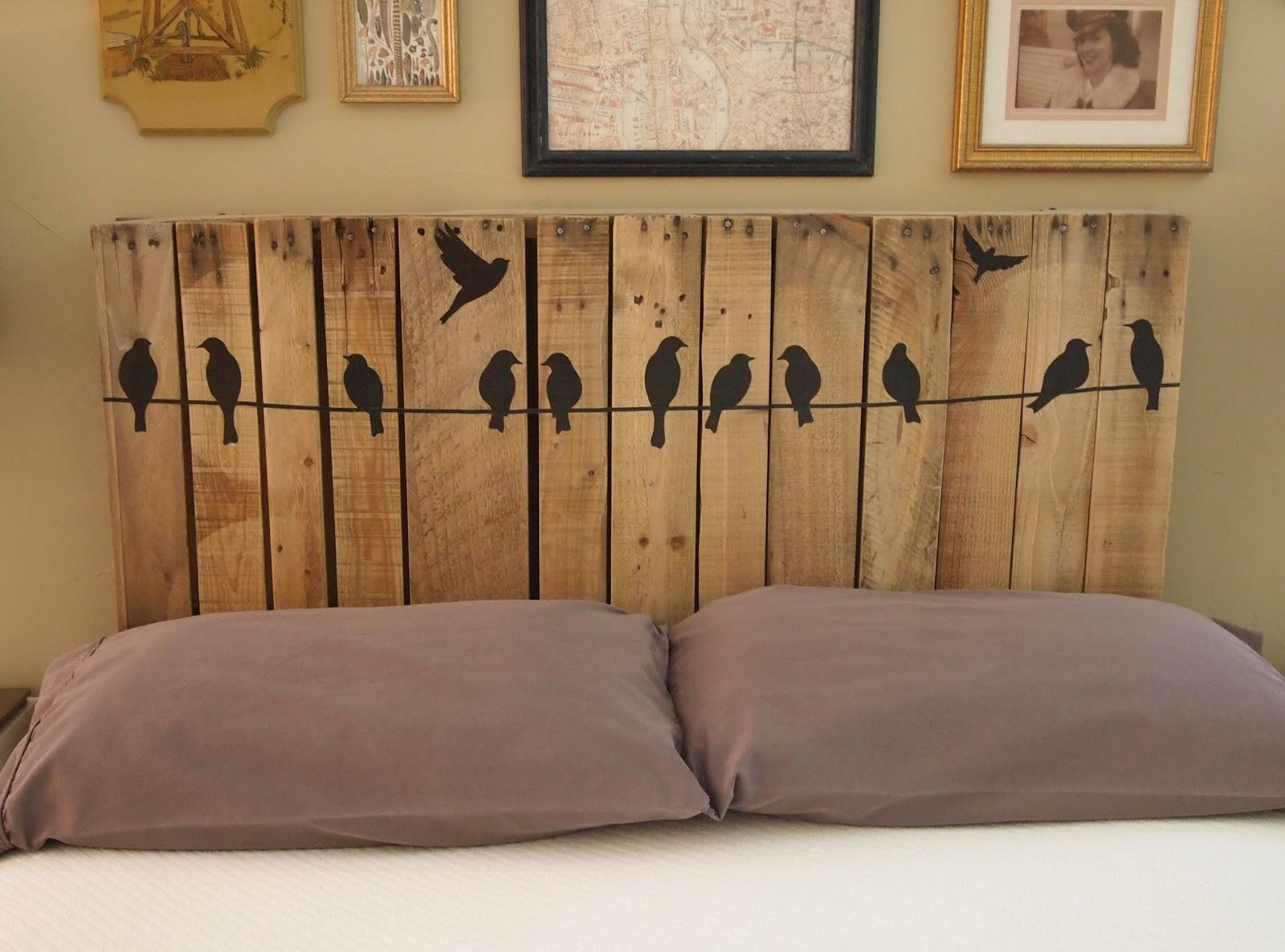 Деревянное изголовье кровати с птичками