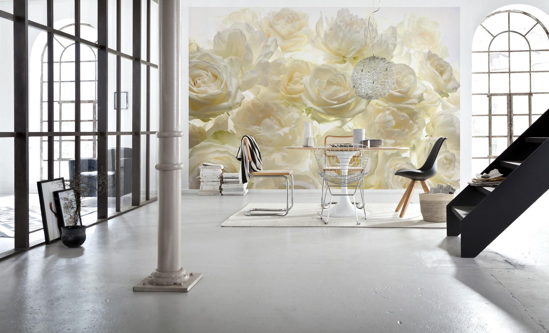 Фотообои с белыми розами в столовой