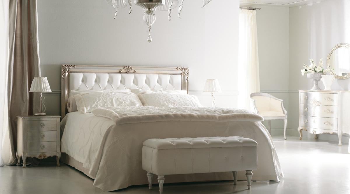 Классический интерьер белой спальни