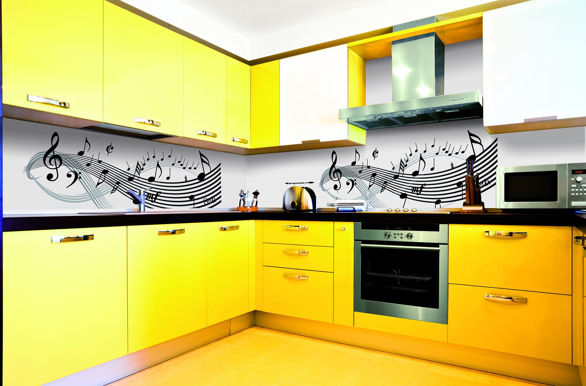 Желтая кухня с черно-белым фартуком