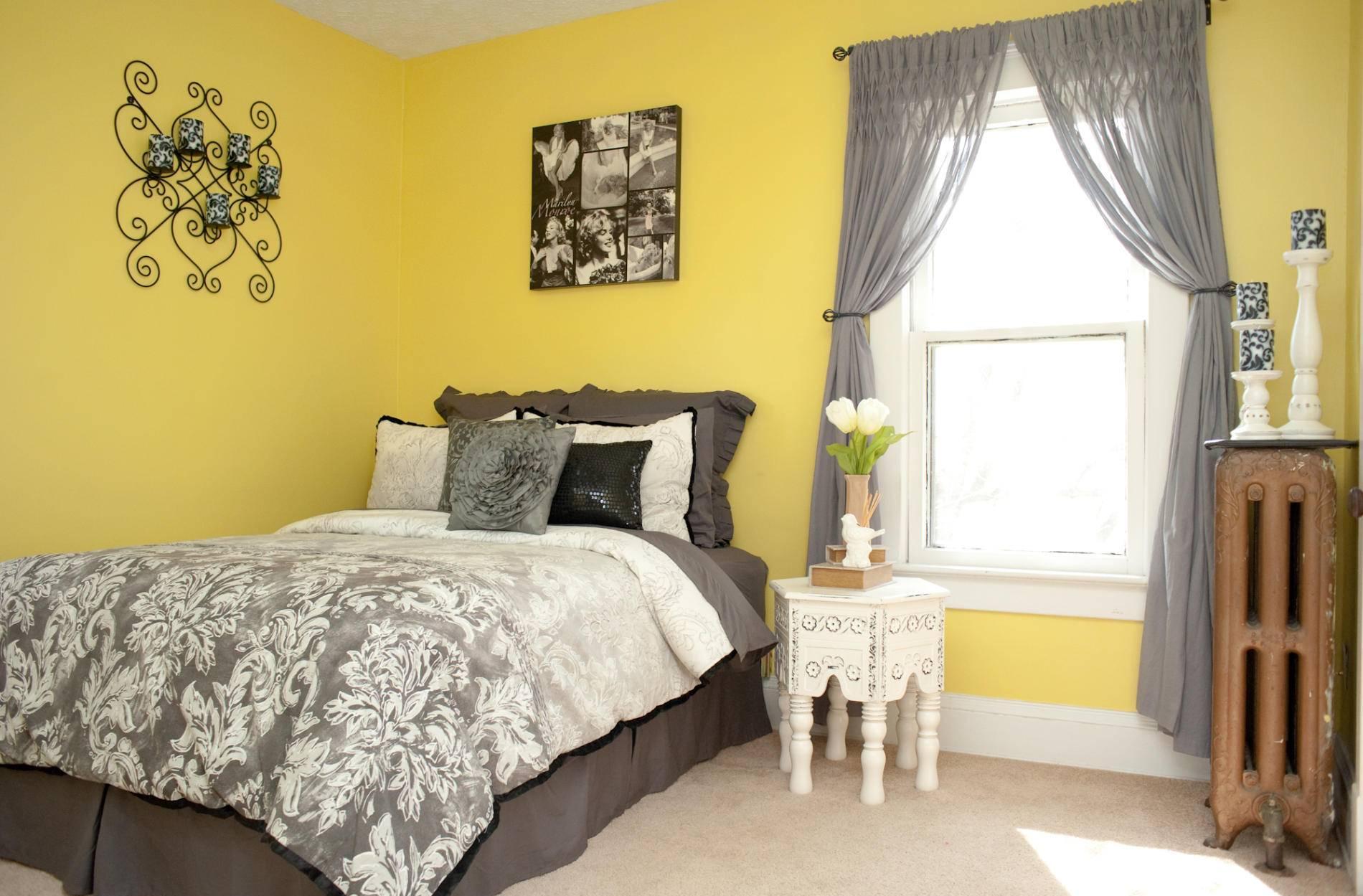 Спальня с желтыми стенами